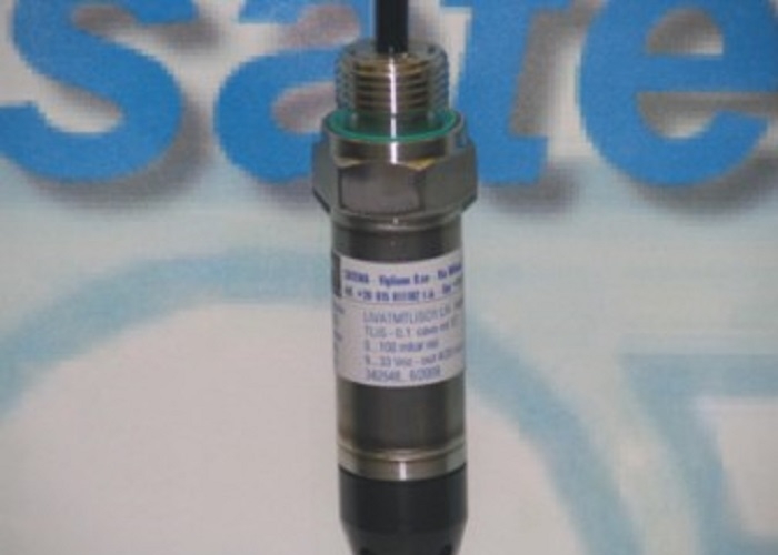 Piezoelectric submersible level transmitter